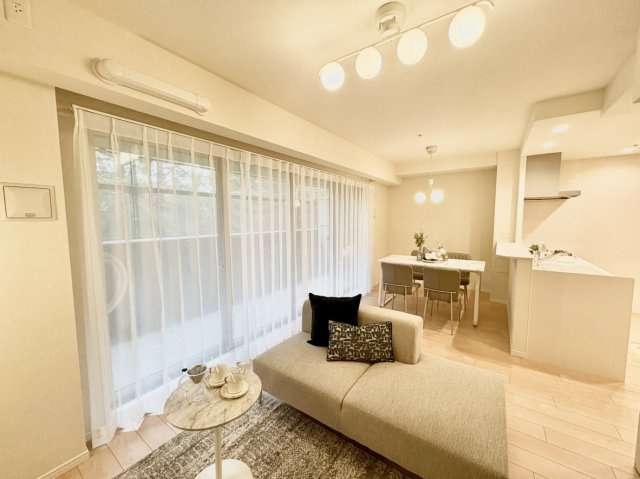 約15.4帖のリビングです。　お部屋が広く使えるアウトポール設計となっておりますので、　室内に柱の出っ張りが一切出ず部屋の隅までスッキリとした仕様となっております。