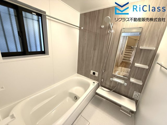 浴室乾燥機付のお風呂です　窓もあります