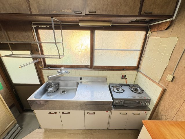 窓付きで明るさと換気を確保できるキッチン。勝手口があるため、ゴミ出しや外への動線もスムーズで家事効率の良さが魅力です。リフォーム次第で収納力や使い勝手を大きく向上させることが可能です。