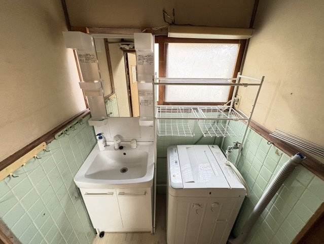 洗面台と洗濯機置き場を備えた洗面室は、窓付きで明るく換気もしやすい空間。身支度から洗濯までを一か所で行えるため、家事動線がスムーズです。設備更新や内装変更により、使い勝手や清潔感を高められます。