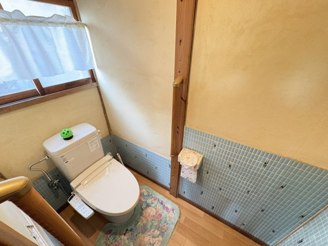窓付きで明るく換気がしやすい1階トイレ。自然光が入るため、清潔感を保ちやすい空間です。現状の設備を活かしつつ、内装で快適性を高めることも可能です。毎日使う場所だからこそ、使いやすく整えたい一室です。