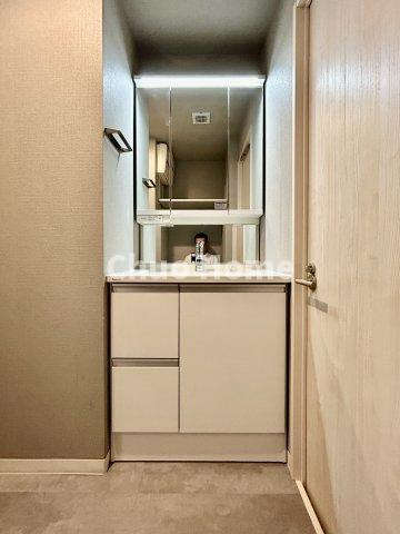 【洗面化粧台】洗面化粧台には三面鏡を採用。身だしなみを整えやすい事はもちろんですが、鏡の後ろに収納スペースを設ける事により、散らかりやすい洗面スペースをすっきりさせる事が出来るのも嬉しいですね