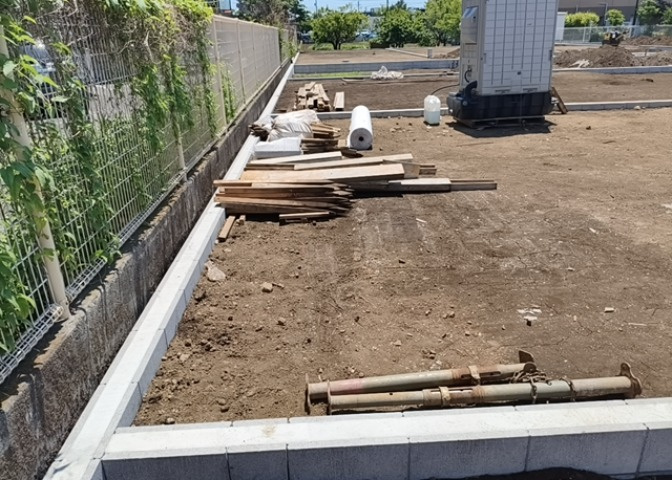 土地の面積＝住宅面積ではありません。建ぺい率の問題などで、土地のある場所によって住宅を建てられる面積は限られています。高さもしかり、「土地」という言葉の中には、建築条件も含まれると考えておきましょう。