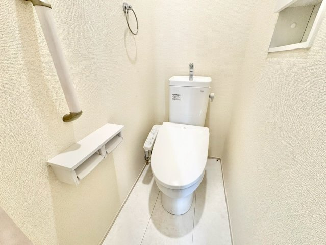 収納スペース付きでトイレが綺麗に片付きます