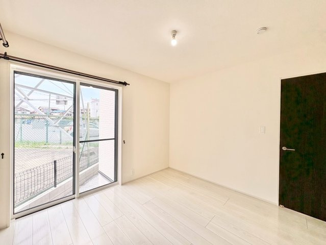 約6帖　シャッター付きのお部屋で外の騒音や災害時等は安心です！