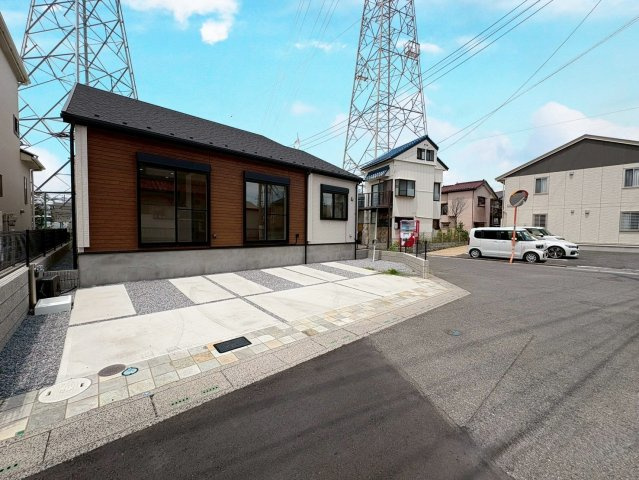 ■開放感ある南東角地・平屋住宅！　■カースペース並列3台可　■食洗機・土間収納・ウォークインクローゼット・パントリーあり！　■新里小学校徒歩3分(190ｍ)・両新田中学校徒歩7分(550ｍ)