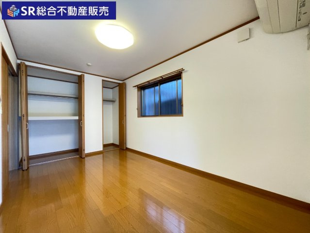 1F7.5帖洋室。明るいお部屋です！駐車場とも行き来でき便利です♪
