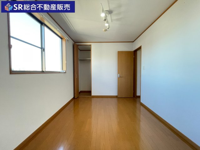 3F真ん中6帖洋室。勉強に集中できそうな落ち着いた雰囲気のお部屋です！