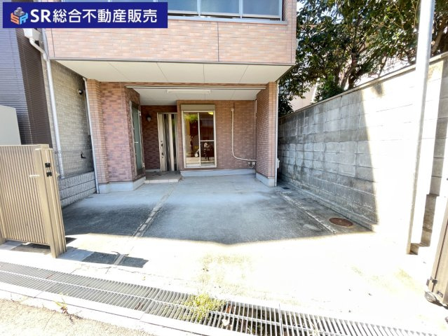 お車をお持ちの方には必要な駐車場あります！キャンプ用品等を片付けられる収納も有♪
