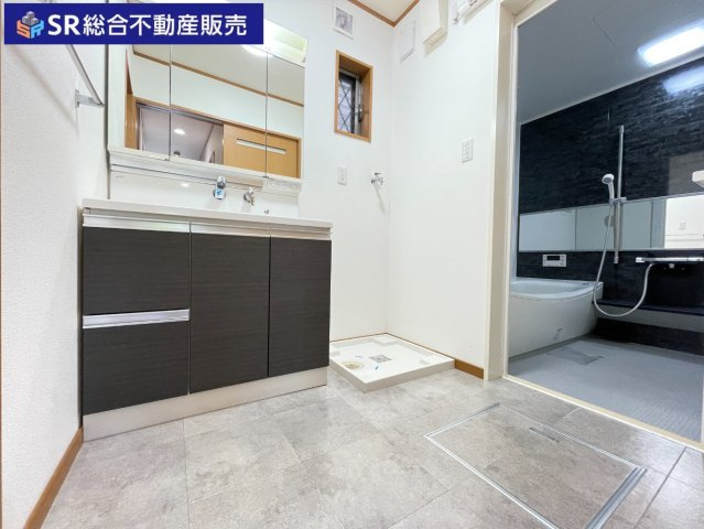 3面鏡シャワー付きの洗面台、室内洗濯機置場もあり清潔感のある脱衣場です♪