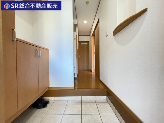 家族分の靴を収納できるシューズボックス、鍵・小物を飾るのに便利なニッチがあります！