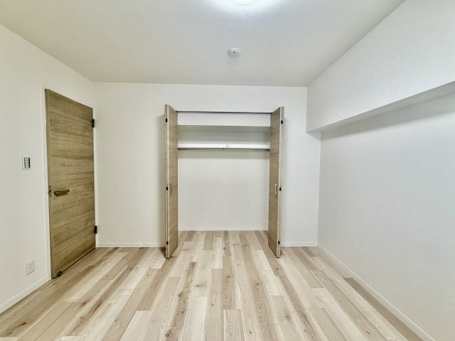 昨今のトレンドになりつつあるのが、広過ぎず、快適すぎない子ども部屋。勉強と寝るだけの部屋にすることで閉じこもりがなくなり、リビングで過ごす時間が増えると言われています。
