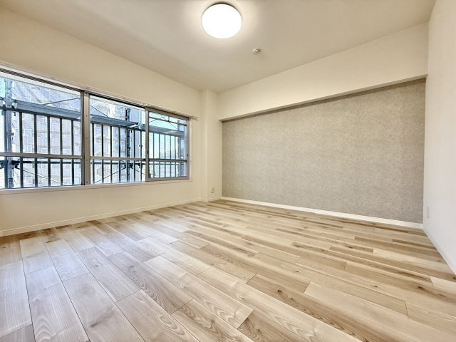 リビングのとなりにある個室の有効活用の方法です。段差のない間取りにして、引き戸をオープンにすれば、リビングと個室がワンフロア快適空間に。家族がおだやかに過ごす、ワイドな空間に変わります。