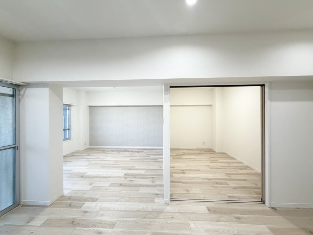 リビングをより広く使うためには、隣の居室と一体化させることです。そのため段差がない間取りすることが大切です。家族が顔をあわせるやわらかい空間になります。