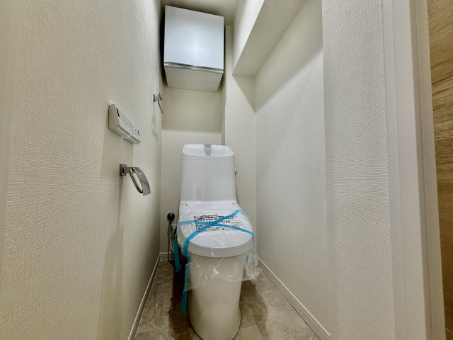 いつまでも清潔な空間であって頂けますように、目に留まるだけではなく、汚れをふき取り易いフロアと壁紙をチョイス致しました。