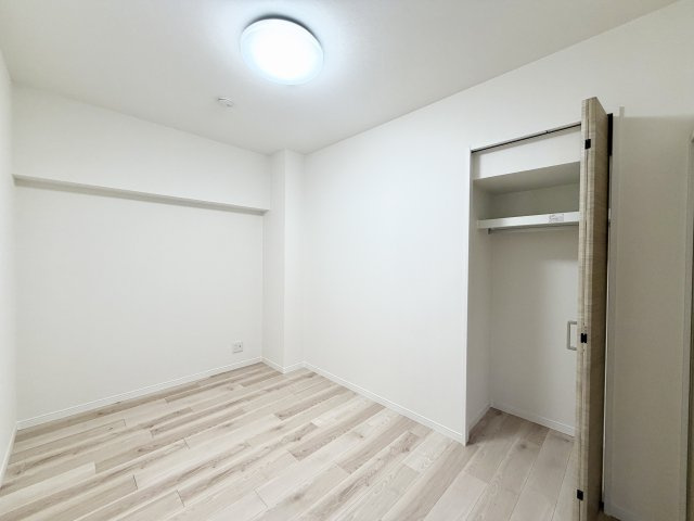 収納があることで、忙しい朝も服に迷う心配なし