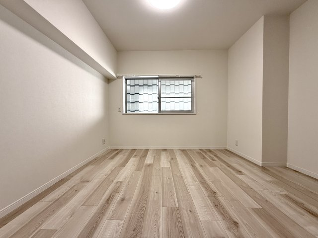 独立性を高めたお部屋。たっぷりの収納も配備しており、片付いた空間を実現出来そう。陽光も降り注ぐ明るく開放的な空間が魅力的。