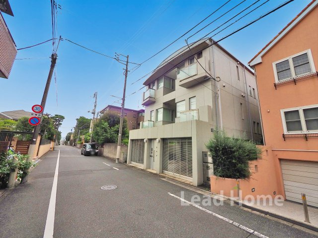 前面道路は平坦でゆとりがあり車の出し入れもスムーズです！視界が開けており気持ちよく運転できます♪
