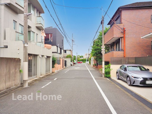 周辺はすっきりとした美しい街並みが広がっています！交通量も控えめで落ち着いた毎日を過ごせます♪