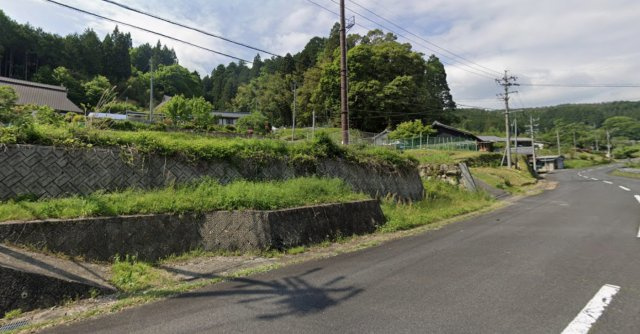 高台ならではの開放感があり、陽当たり・風通しともに良好です。前面道路は見通しがよく、お車の出入りもスムーズです。周囲は落ち着いた住環境で、ゆったりとした時間が流れています。