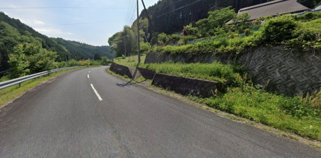 緩やかにカーブする前面道路は見通しも良く、開放感のあるロケーションが魅力です。周囲には山々の景色が広がり、季節ごとの表情を楽しみながら穏やかな暮らしを実現。静かで安心感のある住環境となっています。