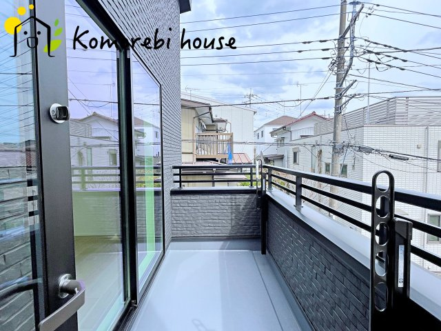暖かな日差しのふりそそぐバルコニー