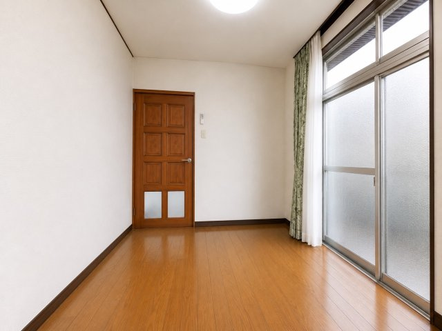 フローリング仕様でお掃除もしやすい洋室です。窓が多く風通しも良好で、心地よい居住空間を実現。収納スペースや家具配置もしやすい間取りとなっており、書斎や子ども部屋など幅広い用途でご利用いただけます。　