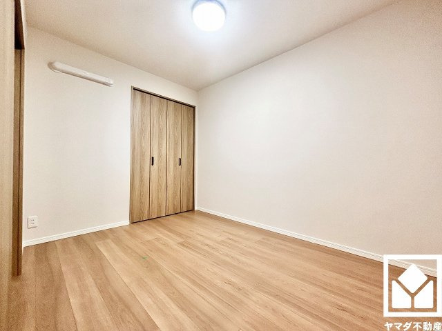 約4.8帖の洋室です。全居室にクローゼットがございますので、お部屋の広さを最大限に活用できます。