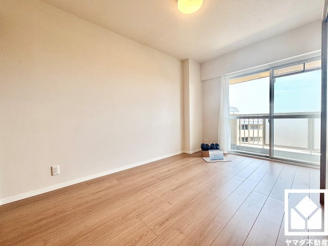 約5.8帖の洋室です。バルコニーにつながるお部屋で、通風・陽当たり良好。