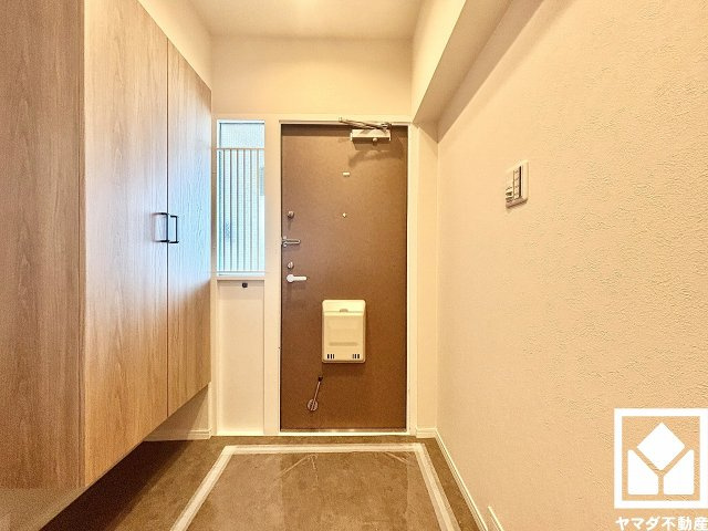 袖の採光窓から光が差し込み、外出時にも帰宅時にも、明るい気持ちになれる玄関です。床は大理石調になっており、住まいの第一印象を上品に彩ります。