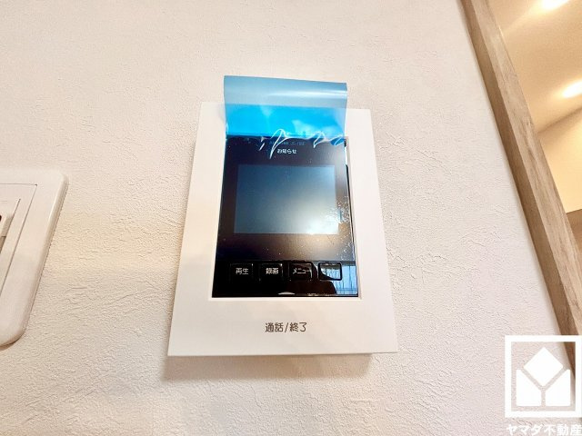 突然の来訪時にも防犯面で心強いモニター付きインターホンを設置。お留守番中のお子様も、室内からスムーズに相手の確認ができます。