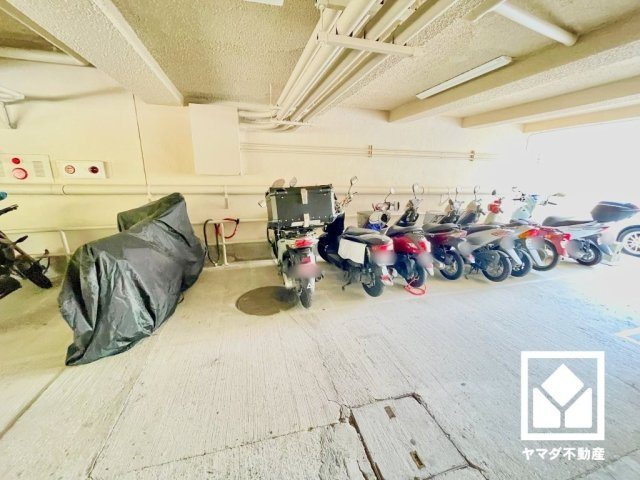 屋根付きのバイク置場を設置。雨や日差しの影響を受けにくく、大切なお乗り物の保管にも便利です。