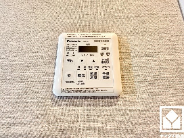 浴室暖房乾燥機付き。真冬の寒い浴室を暖かく、また雨の日の洗濯物の乾燥にと多用途に活躍する機能です。