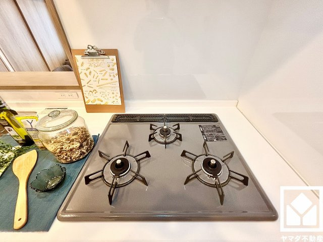 家族のごはん作りがはかどる。同時調理ができる3口コンロ付き。