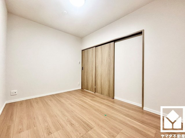 約4.8帖の洋室です。お子様のお部屋などにも丁度良い広さです。独立したお部屋なのでプライベートな時間をゆったり過ごせそうです。