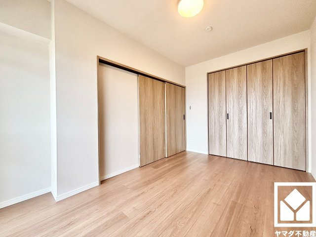 約5.8帖の洋室です。リビングと繋がる引き戸のお部屋で、一体でのご利用も可能です。
