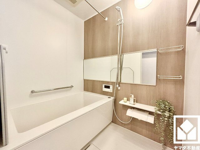 1日の疲れを癒す浴室でゆったりリフレッシュ。ナチュラルな木目調のアクセントパネルは落ち着いた雰囲気を演出してくれます。鏡が横長なので、お子様でも見やすく便利です。