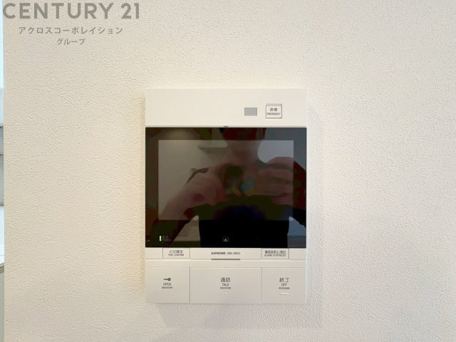 訪問者が来たときにテレビ画面で確認できるため、安心してドアを開けられます。録画機能があるものもあり、留守中に来訪者を記録しておくことができます。利便性が高く、セキュリティ面でも安心です。　