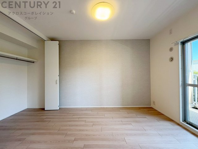 日照が豊富で明るく、自然光を取り入れることができる。温暖な気候を活かし、冬季の暖房負荷を軽減。植物の育成や乾燥衣類の自然乾燥に適しています。眺望が良く、開放感があります。　