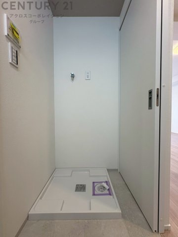 洗濯物の仕分け作業がしやすく、整理整頓が容易になります。洗濯音や湿気を他の部屋に持ち込まず、生活環境を快適に保ちます。上部を活用すれば収納スペースを確保でき洗剤や洗濯用品の整理もしやすくなります。　