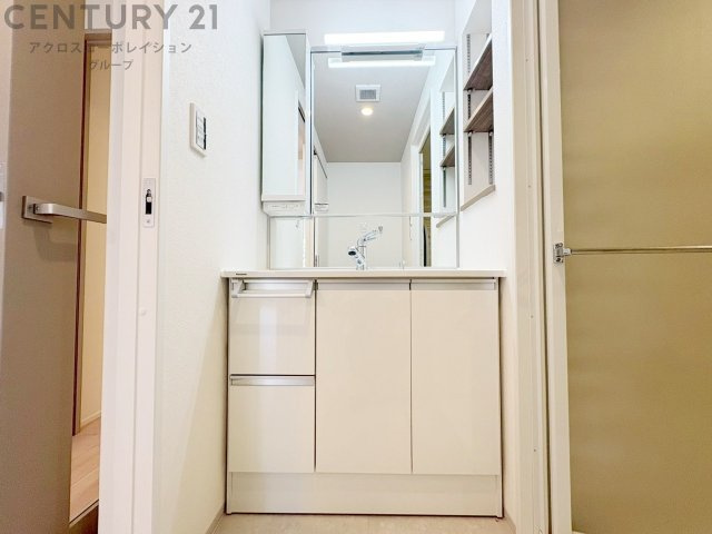 化粧品や洗顔料、歯ブラシなどの必需品をまとめて置ける収納スペースがあり、使用するたびに取り出す手間が省けます。また、水回りのため、濡れても大丈夫な素材が使用されており、お手入れが簡単です。　