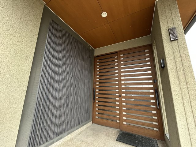 便利な引き戸。網戸付きで風通しも良いです。