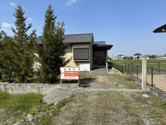 築12年と思えない美しさ。86坪の広大な敷地に立つ平屋。
