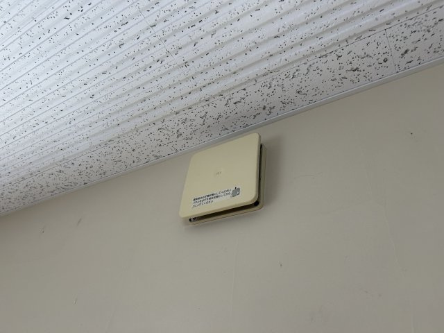 壁付け24時間換気。定期的なフィルターのお手入れが必須です。