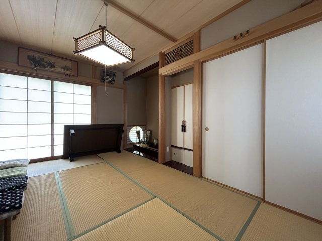 目透かし天井が美しい、伝統と気品を感じる和室。