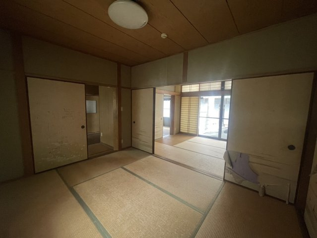 襖を開放することで隣接する和室と一体的に使用できる1階の和室6帖。続き間ならではの開放感があり、家族が集まるスペースや客間としても活用できます。建具や畳、内装を整えながら和の雰囲気を活かすのも魅力。