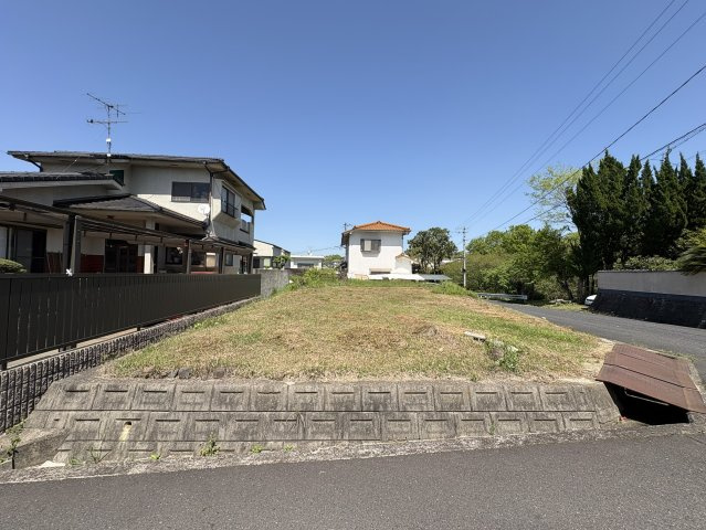 道路から見た際の視認性も良く、ゆとりある敷地形状が魅力です。前面に遮るものが少ないため、採光もしっかり確保できます。明るく開放的な住まいを実現したい方におすすめの立地です。