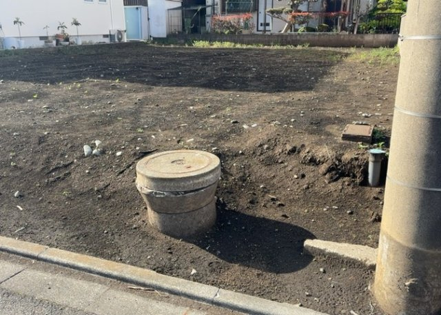 土地の面積＝住宅面積ではありません。建ぺい率の問題などで、土地のある場所によって住宅を建てられる面積は限られています。高さもしかり、「土地」という言葉の中には、建築条件も含まれると考えておきましょう。