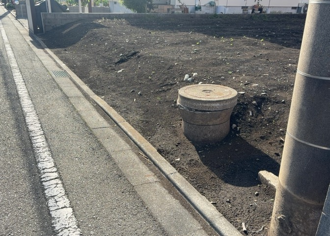 家を建てる場合、方位は要チェックです。現実的に日当たりのよい家ならばリビングは南側、建築基準法でも北側に当たる家への配慮は求められています。土地を見学に行く際は、方位磁針を持って行くようにしましょう。