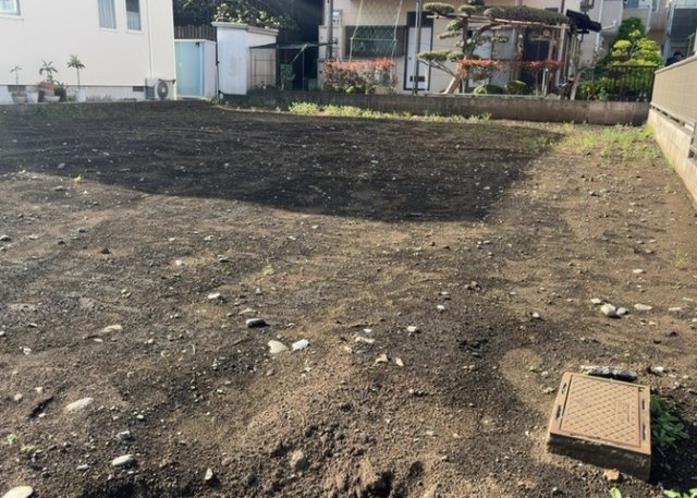 土地の前の道路に消火栓が設置されていることがあります。この場合、道路交通法第45条第1項により、駐車禁止の場所が指定されています。そのため、車庫などの駐車スペースをつくることができない場合があります。